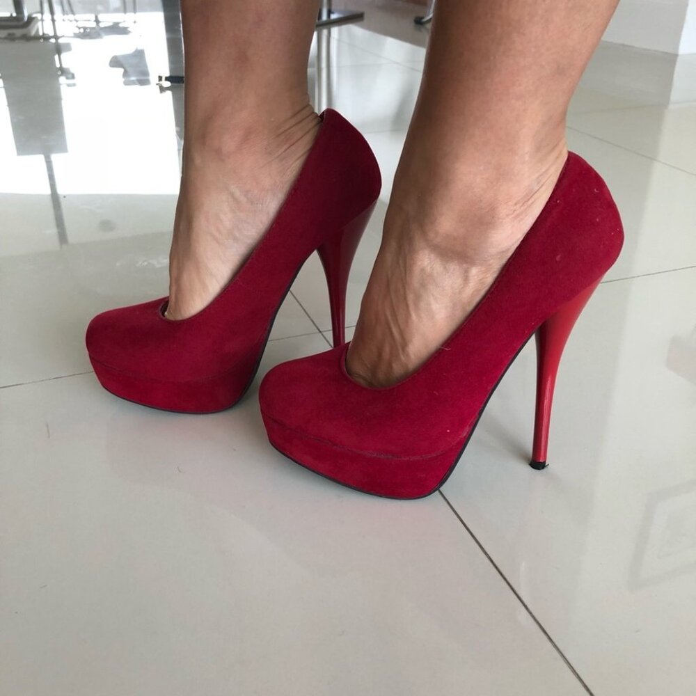 Red pumps, 7